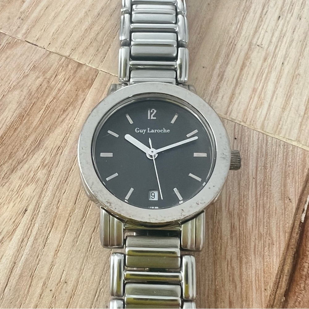 Guy laroche ladies black dial silver tone dress watch NEW BATTERY